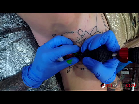 ❤️ Extreem getatoeëerde hottie Sully Savage kreeg een tatoeage op haar clitoris ❤❌  Sex at nl.osagoassist.ru ❤
